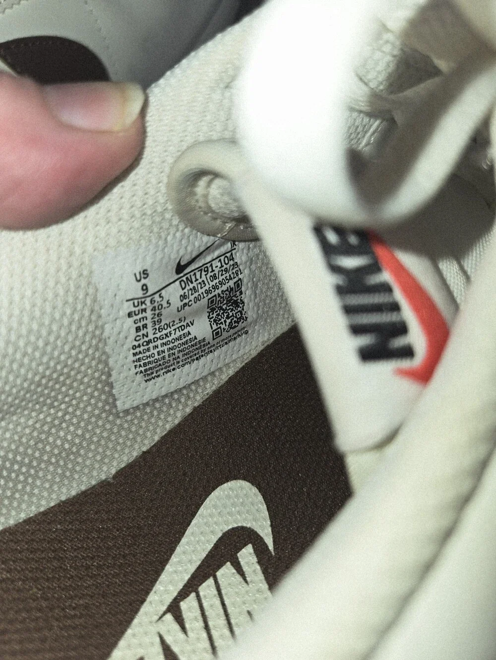 Nike Women’sCortez Sneakers in Cream and Brown Size 9